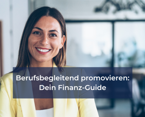 Lächelnde Frau im Business-Outfit mit verschränkten Armen im Büro. Text: Berufsbegleitend promovieren – Dein Finanz-Guide.