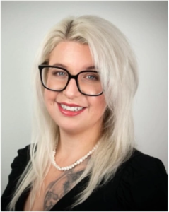 Sari Hartenstein, Bachelor-Absolventin und Teilnehmerin bei GoVersity, lächelt nach ihrem erfolgreichen Studienabschluss.